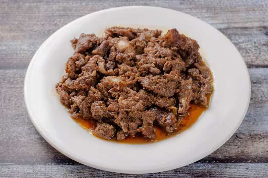 রয়্যাল ইন্ডিয়ান হোটেল, বড়বাজার:  খাস বড়বাজারের রাস্তার পাশেই বহু পুরনো রয়্যাল ইন্ডিয়ান হোটেলে গেলেই মিলবে বাঙালির প্রিয় রসেকষে বানানো কষা মাংস। বাঙালি খাদ্যরসিকদের মধ্যে বেশ নাম রয়েছে মধ্য কলকাতার কষা মাংসের এই ঠিকানার। 