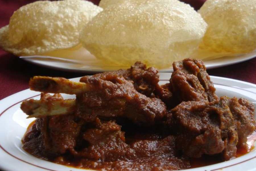 কস্তুরি রেস্টুরেন্ট, বালিগঞ্জ: যদি বালিগঞ্জের আশেপাশে কষা মাংসের খোঁজ করে থাকেন, তাহলে বেশি চুলচেরা সন্ধান ছেড়ে চলে যেতে পারেন কস্তুরি রেস্টুরেন্টে। ছোট হলেও এই দোকানের অসাধারণ মানের মাংস মন জিতেছে অনেক খাদ্য বিশারদের। 