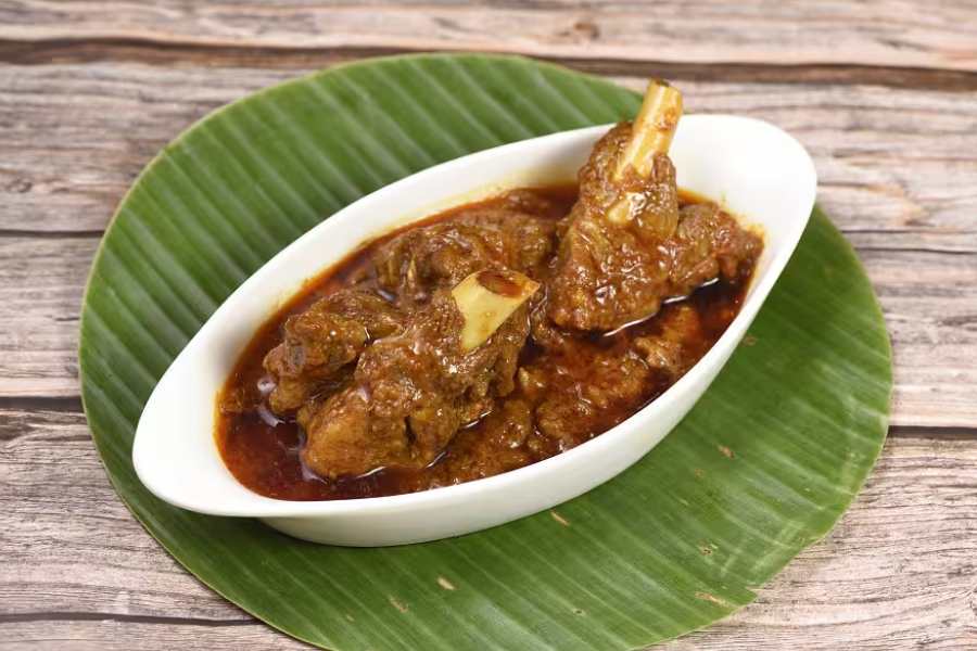 ভজহরি মান্না, সাতগাছি: গোলবাড়ির মতোই সমান জনপ্রিয় আর কোনও দোকান যদি কলকাতার বুকে থেকে থাকে তাহলে সেটা যশোর রোডের ধারে, শ্যামনগর সাতগাছির ভজহরি মান্না। বাঙালি নানা পদের সম্ভার তো রয়েইছে, তার সঙ্গে বিশেষ করে নামজাদা এই দোকানের কষা মাংস। 