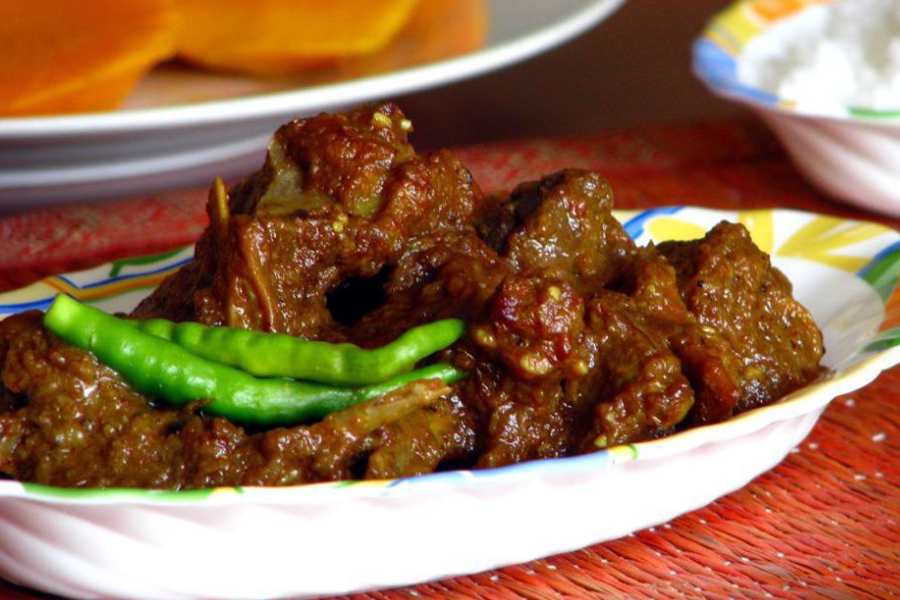 সপ্তপদী রেস্টুরেন্ট, উল্টোডাঙা: উল্টোডাঙার বুকে গত কয়েক বছরে বিশেষ নাম কিনেছে এই দোকান। বাঙালি খাবারই এদের বিশেষত্ব, তবে মাছ ও নিরামিষের অন্যান্য পদের সঙ্গে কষা মাংসের জন্যও বেশ ভালই পরিচিতি রয়েছে সপ্তপদী-র। বেশ গুছিয়ে বাঙালি মেনু দিয়ে দুপুরের খাবার সারতে নিঃসন্দেহে চলে যেতে পারেন উল্টোডাঙা এলাকার এই রেস্টুরেন্টে।