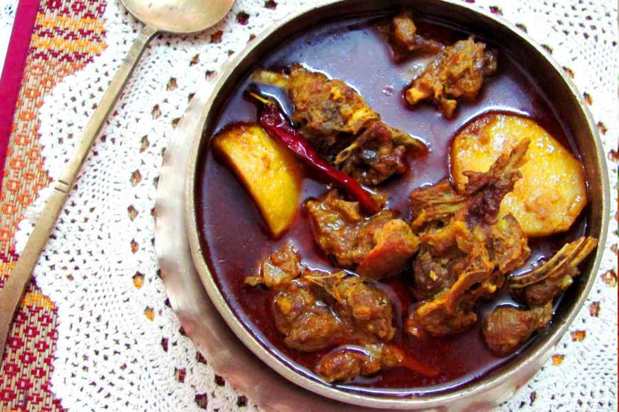 দুপুর হোক কী রাতের খাবার, পুজোর সময় কখনও লুচি বা ফুরফুরে সাদা ভাতের সঙ্গে একবাটি সুন্দর করে রাঁধা কষা মাংস চাইলে পৌঁছে যেতেই পারেন এই দোকানগুলোতে। এই প্রতিবেদনটি ‘আনন্দ উৎসব’ ফিচারের একটি অংশ। 