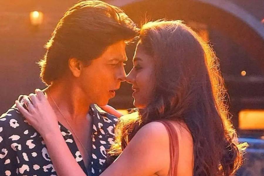 Seven leading actresses who made their bollywood debut with Shah Rukh Khan