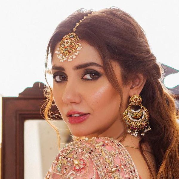 Seven leading actresses who made their bollywood debut with Shah Rukh Khan