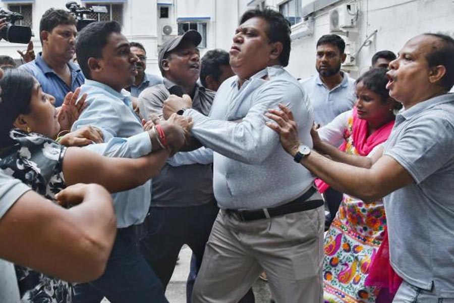 মারমুখী: বিক্ষোভের সময়ে সেন্ট অগাস্টিন্স ডে স্কুলের অধ্যক্ষের সঙ্গে ধাক্কাধাক্কি অভিভাবকদের। বৃহস্পতিবার। ছবি: সুমন বল্লভ।