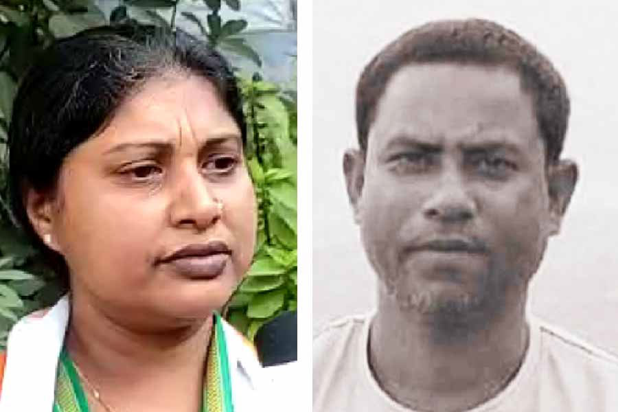 পূর্ণিমা কান্দু (বাঁ দিকে), মৃত স্বামী তপন কান্দু (ডান দিকে)।