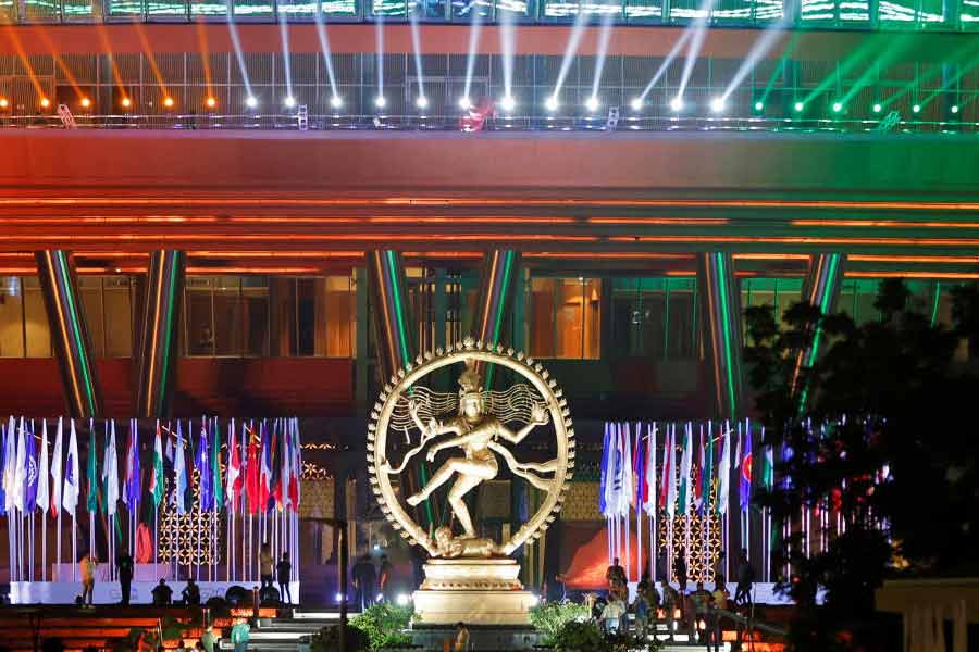 হোটেলগুলিতে রাষ্ট্রনেতা এবং বিদেশি প্রতিনিধিদের খাবার পরিবেশন করা হবে এক অনন্য উপায়ে। খাবার পরিবেশন করা হবে রুপো এবং সোনায় মোড়ানো ধাতবপাত্রে। এই পাত্রগুলিতে ভারতের সংস্কৃতি এবং ঐতিহ্যের ঝলক থাকবে বলেও সূত্রের খবর।