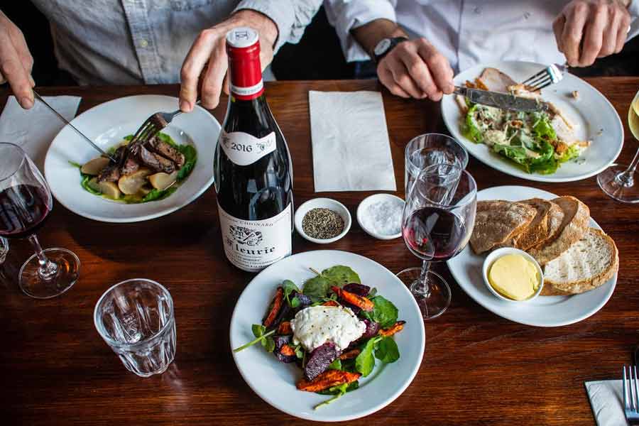 সংবাদমাধ্যম ‘ইন্ডিয়া টুডে’-র সঙ্গে কথা বলার সময়, ওই সংস্থার মালিক রাজীব এবং তাঁর ছেলে জানিয়েছেন, তিন প্রজন্ম ধরে তাঁরা এই পাত্রগুলি তৈরি করছেন।