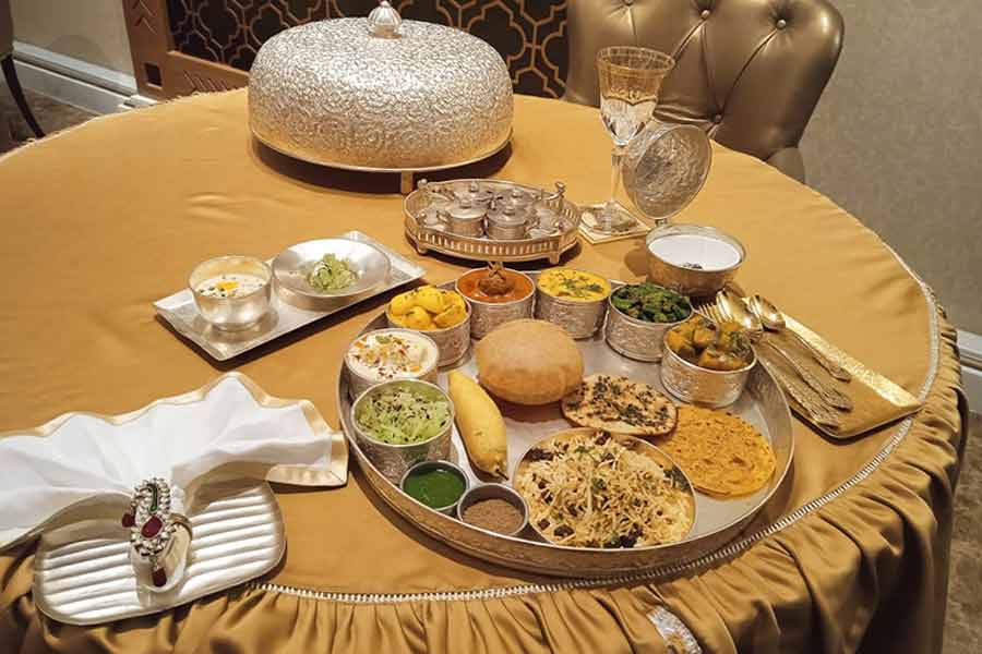 বিদেশি অতিথিদের সঙ্গে ভারতীয় ঐতিহ্যের পরিচয় করানোই তাঁদের মূল লক্ষ্য বলে রাজীব জানিয়েছেন। তিনি জানিয়েছেন, সোনা এবং রুপোর পাত্রগুলি জয়পুর, উদয়পুর, বারাণসী, কর্ণাটক-সহ বিভিন্ন রাজ্যের শিল্পের নিদর্শন বহন করে, যা ভারতের বৈচিত্র্যময় সাংস্কৃতিক ঐতিহ্যকে তুলে ধরে। অনেক পাত্রে জাতীয় পাখি ময়ূরের নকশাও রয়েছে।