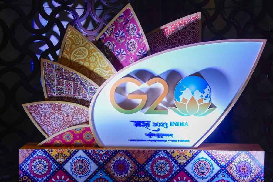 বিদেশি রাষ্ট্রপ্রধানদের জন্য যে পাত্রগুলি বিভিন্ন হোটেলে পৌঁছনো হয়েছে, তার থিম ‘মেক ইন ইন্ডিয়া’। সেগুলি বিশেষ নিরাপত্তার সঙ্গে ইতিমধ্যেই হোটেলগুলিতে পাঠানো হয়েছে বলে রাজীব জানিয়েছেন।