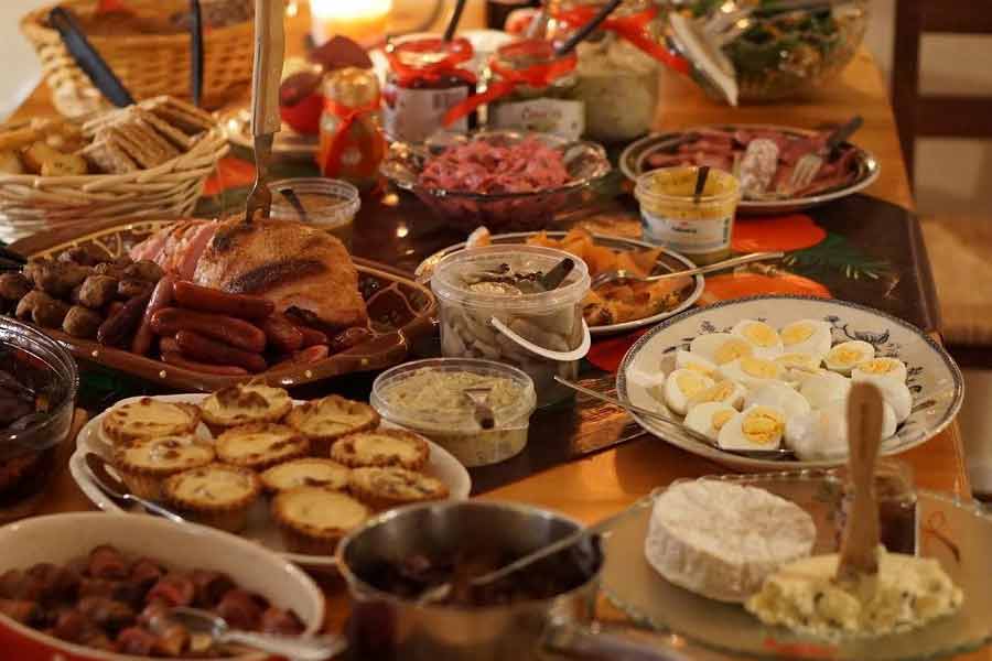  বিভিন্ন সংবাদমাধ্যমের প্রতিবেদন অনুযায়ী, বিলাসবহুল হোটেলগুলিতে বিদেশি অতিথিদের জন্য বিশেষ খানাপিনার ব্যবস্থা করা হয়েছে। কার কোন ধরনের খাবার পছন্দ, তা মাথায় রেখেই তৈরি করা হবে বিভিন্ন পদ। সেই সব পদ পরিবেশন করা হবে সেই সব সোনা-রুপোর পাত্রে।