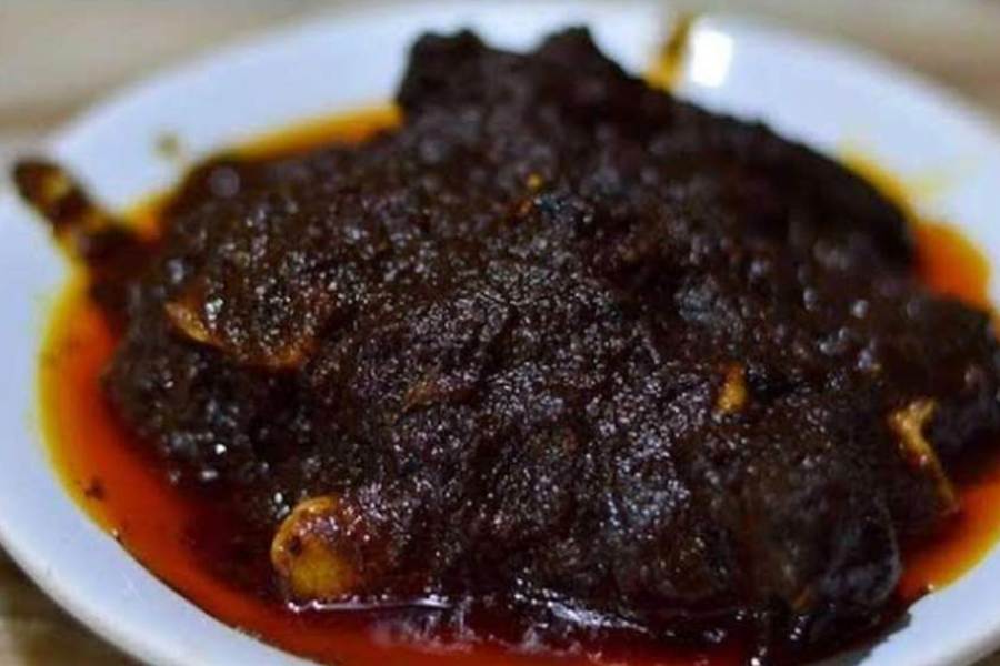 বাঙালির হেঁসেলে ইলিশ-চিংড়ির বিবাদ আর চপ-কাটলেট নিয়ে চর্চা ছাড়া যদি স্বাদে-আহ্লাদে কিছু থাকে, তা হল কষা মাংস! সবার ওপরে আসবে। দেশ-বিদেশের নানা প্রান্তে বিখ্যাত, কলকাতার কম আঁচে রাঁধা বিশেষ ধরনের এই পদ---- কষা মাংস।  