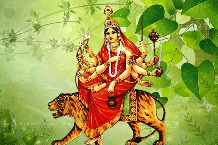 কুষ্মাণ্ডা:  কুৎসিত উষ্মা অর্থাৎ এই জগতের যাবতীয় শোক-তাপ-দুঃখ প্রভৃতি একমাত্র তিনিই হরণ করেছেন। জগৎ-সংসার তাহার অণ্ড বা গর্ভ মধ্যে। তাই তিনি জগতের মা, কুষ্মাণ্ডা। মাতা অষ্টভূজা,  সিংহারূঢ়া। চক্র, গদা, পদ্ম, বাণ, ধনুক, কমন্ডলু, জপমাল্য ও অমৃত কলস এঁর হাতে। 