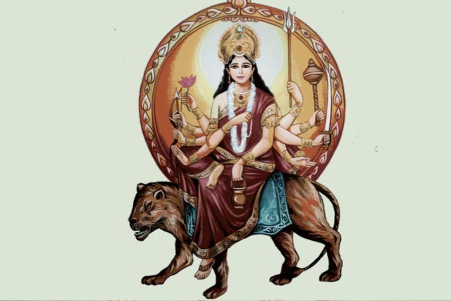 চন্দ্রঘণ্টা:  মায়ের মাথায় উজ্জ্বল চন্দ্র। এই চন্দ্রের অর্থ হল বোধ। বোধের ছটায় সাধকের অজ্ঞান ও অন্ধকার দূর হয়। 