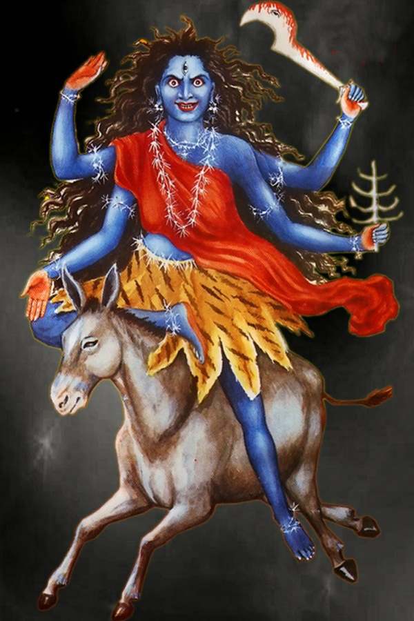 কালরাত্রি:  কাল অর্থাৎ সময় পঞ্চভূতের মারক। এক কথায় সবার সমাপ্তি ঘটায় সময়। কিন্তু দেবী হলেন সাক্ষাৎ শক্তি। বিজ্ঞানও বলে, শক্তির বিনাশ ও সৃষ্টি নেই। অর্থাৎ তিনি-ই অনন্ত। কালের শেষ তাঁর হাতে, তাই তিনি কালেরও রাত্রি অর্থাৎ বিনাশিকা। কারণ, প্রলয়কালে চলিত কালেরও বিনাশ হবে। তাই রূপও ভীষণ। আলুলায়িত বেনী ( খোলা চুল), কৃষ্ণবর্ণ, অট্টহাস্য, খড়্গ-লৌহকন্টক-বরাভয় হস্ত।