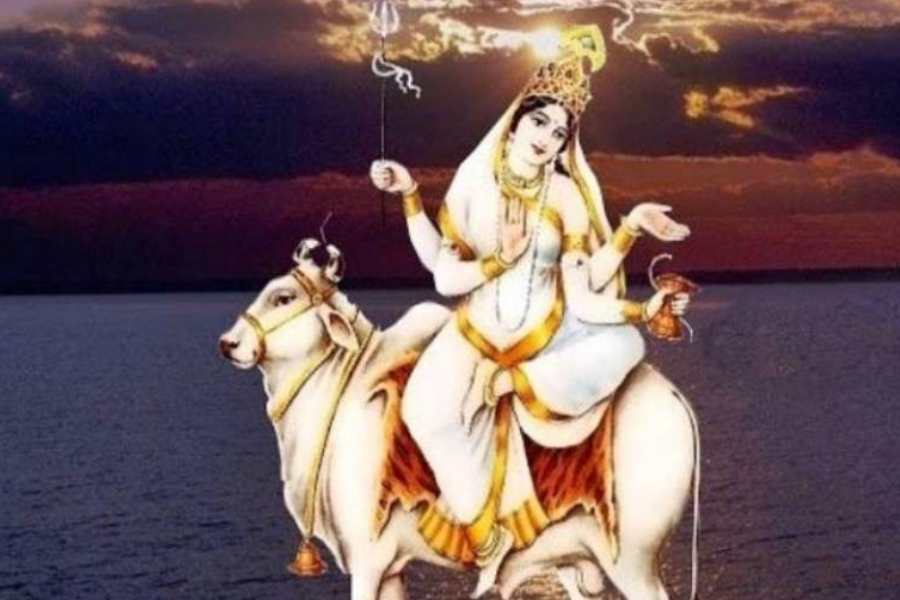 মহাগৌরী: মাতৃকায়া উজ্জ্বল, কলুষ বিহীন। মাতা কিন্তু আদিতে ঘোরতর কৃষ্ণবর্ণা। মহাদেব তাই বলে ফেলেছিলেন, কালী! এতে মাতা অভিমানী হয়েছিলেন। ধ্যানে বসলেন দেবী। গৌরবর্ণা গৌরী তাঁকে হতেই হবে। প্রজাপতি ব্রহ্মা তাঁকে গৌরী করলেন, কিন্তু সেই সাথে নিজেও পাল্টা বর চেয়ে নিলেন। এই কালী রূপ তিনি ছাড়বেন না। এই রূপেই সময় এলে তিনি বধ করবেন শুম্ভ-নিশুম্ভকে। দেবী সম্মত হলেন। আমরা পেলাম পরিপূরক রূপ— দেবী কৌশিকি, দেবী চামুণ্ডা ও মাতা চণ্ডী। তাই তো হয়, সন্ধিপুজো! চণ্ড-মুণ্ড সহ সমগ্র অসুর বধ করতে মায়ের লেগেছিল দুই দণ্ডকাল, অর্থাৎ অষ্টমী-নবমীর ২৪ মিনিট করে ৪৮ মিনিট। মহা গৌরী হতে চামুণ্ডা হয়ে চণ্ড-মুণ্ড অর্থাৎ কু-প্রবৃত্তি কে নিবৃত্তি দিয়েছিলেন। আবার একেবারে যোগ মুহূর্তে বা শূন্য মুহূর্তে বধ হল মহিষাসুর রূপ আত্ম- অহং।তাই তো ১০৮ ভক্তিদীপে, অন্তঃস্থিত ১০৮ পদ্ম সমর্পণে সন্ধিপূজা সমাপন হয়। সন্ধিপূজা আসলে মনশুদ্ধি।