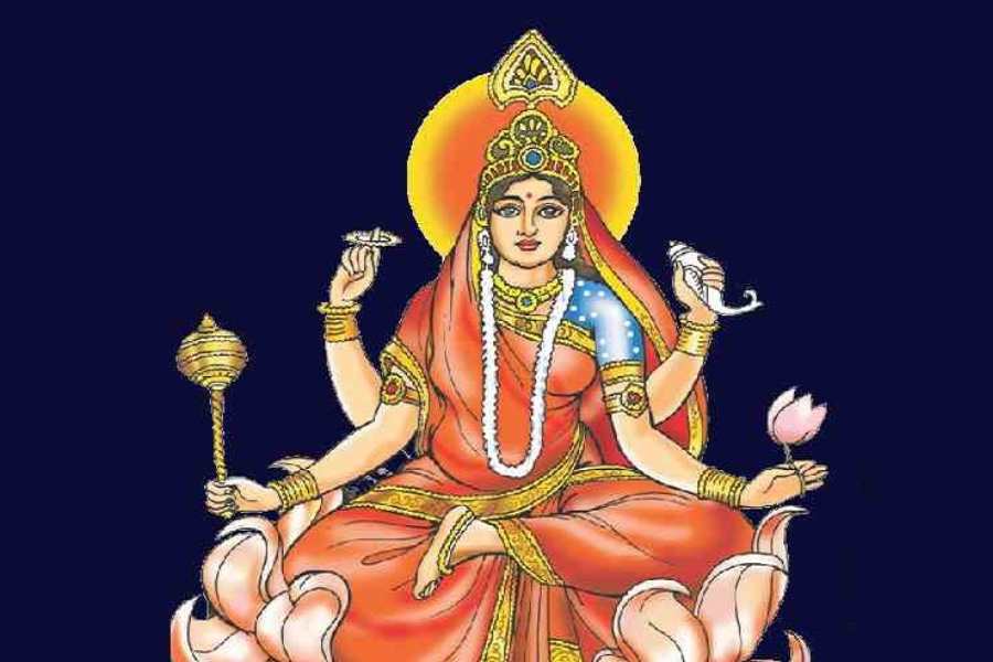 সিদ্ধিদাত্রী: সব শেষে সাধনায় সিদ্ধিলাভ সত্য। শাশ্বত মাতৃ কায়া,  পদ্মকোরকে আসীন মাতা। শাড়ির আঁচল-এ মহাকাশ। আলুলায়িত কবরীভার (এলো চুল) হল জাগতিক জ্ঞানের গুচ্ছমূল। চার হাতে শঙ্খ -চক্র-গদা-পদ্ম অর্থাৎ সৃষ্টি -লয়-পালন-বারন।