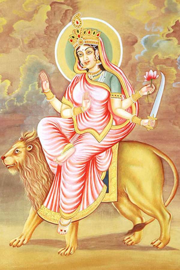 কাত্যায়নী:  মা অষ্টাদশভূজা, উজ্জ্বল হারশোভিতা, যোদ্ধৃবেশ। কুমারী এবং স্বতন্ত্রা। সসাগরা ধরা তাঁর কোলে সুরক্ষিত।