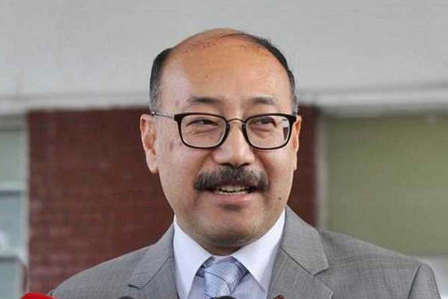 পেশায় দেশের ফরেন সার্ভিস অফিসার। তবে বছরখানেক হল অবসর নিয়েছেন। কিন্তু এত মানুষ থাকতে হঠাৎ তাঁর উপরেই ভরসা কেন?