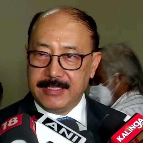 ২০০৫ সালে রাষ্ট্রপুঞ্জে ভারতের স্থায়ী মিশনে কর্মরত ছিলেন শ্রিংলা। ইরাকের ‘তেলের বদলে খাদ্য’ প্রকল্পে বিশাল অঙ্কের ঘুষের অভিযোগে একটি স্বাধীন তদন্ত করেছিল রাষ্ট্রপুঞ্জের নিরাপত্তা পরিষদ। নিউ ইয়র্কের সংশ্লিষ্ট শিবিরে যোগাযোগের সূত্রে এক হাজার শব্দের ওই রিপোর্ট আগেই হাতে পান শ্রিংলা। সেই সময়ে রাষ্ট্রপুঞ্জে ভারতের স্থায়ী প্রতিনিধি রণেন সেনকে সঙ্গে সঙ্গে জানান, তৎকালীন বিদেশমন্ত্রী নটবর সিংহের নাম রয়েছে ওই রিপোর্টে। বিদেশ মন্ত্রককে কিছু না জানিয়ে রণেন সেন সে সময় সরাসরি যোগাযোগ করেন প্রধানমন্ত্রী মনমোহন সিংহের সঙ্গে। পদত্যাগ করানো হয় নটবরকে।