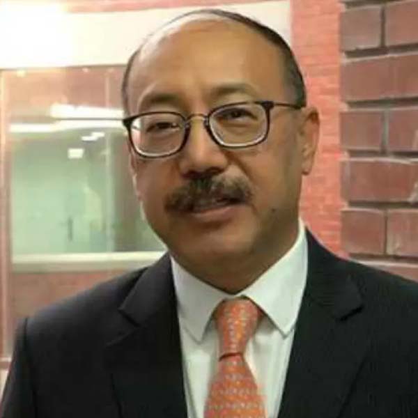 ২০১১ সালে শ্রীলঙ্কার গৃহযুদ্ধ শেষ হওয়ার পর সে দেশে ৫০ হাজার আবাসন প্রকল্পে হাত দিয়েছিল ভারত। সে সময় বিদেশমন্ত্রী এস এম কৃষ্ণের বিরুদ্ধে ওই প্রকল্প নিয়ে দুর্নীতির অভিযোগ আনেন শ্রীলঙ্কার দায়িত্বপ্রাপ্ত ভারতীয় যুগ্মসচিব। ওই চাপানউতরের মধ্যেই শ্রীলঙ্কা, বাংলাদেশ এবং মায়ানমারের দায়িত্বে আনা হয় শ্রিংলাকে। যিনি বিতর্ক সরিয়ে সফল ভাবে ওই প্রকল্পের কাজ শেষ করেন। শুধু তাই-ই নয়, তাঁর সময়েই বাংলাদেশের সঙ্গে সম্পর্ক ক্রমশ ভাল হতে থাকে।