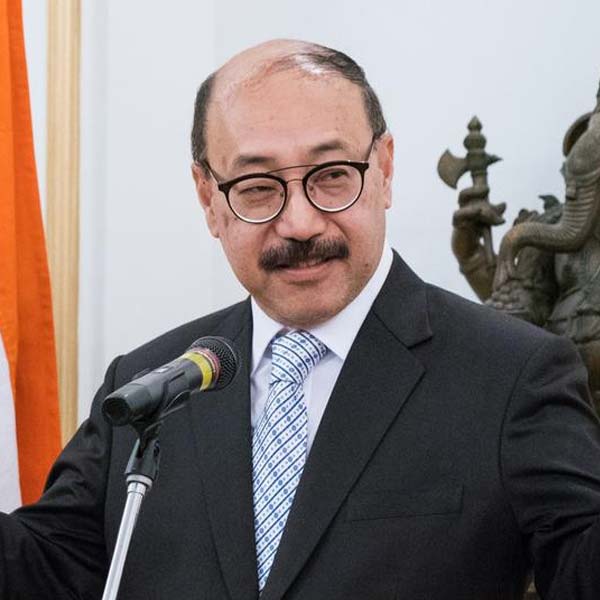 বাংলাদেশ এবং ওয়াশিংটনে সর্বোচ্চ পর্যায়ে সফল দৌত্য সেরে আসা হর্ষবর্ধনের পদবি নিয়ে আন্তর্জাতিক স্তরে বার বারই দেখা গিয়েছে কৌতূহল ও আগ্রহ। সম্প্রতি সিকিমের আইসিএফএআই বিশ্ববিদ্যালয়ে সাম্মানিক ডক্টরেট নিতে গিয়ে যে বক্তৃতা দেন শ্রিংলা, তার অনেকটাই নেপালিতে। বলেন, ‘‘আমার ভাষা নেপালি, যা সিকিমেরও একটি ভাষা।’’