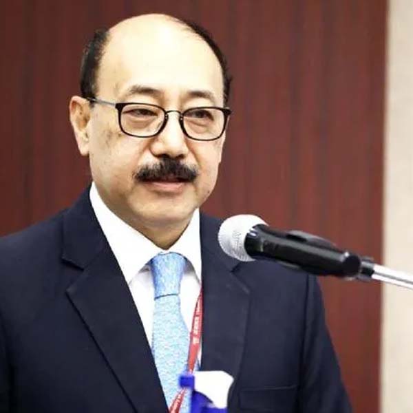 শ্রিংলা ইংরেজি এবং বাংলা-সহ একাধিক ভারতীয় ভাষা বাদে ফরাসি, ভিয়েতনামি এবং নেপালি ভাষায় কথা বলতে পারেন। তাঁর স্ত্রীর নাম হেমাল শ্রিংলা। তাঁদের এক পুত্রসন্তান রয়েছেন।