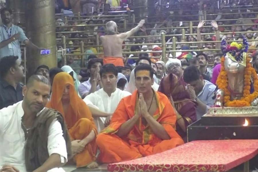 Akshay Kumar visits Mahakaleshwar temple with Shikhar Dhawan on his birthday 