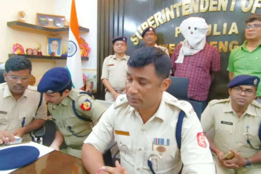 সাংবাদিক বৈঠকে পুলিশ সুপার অভিজিৎ বন্দ্যোপাধ্যায়। 