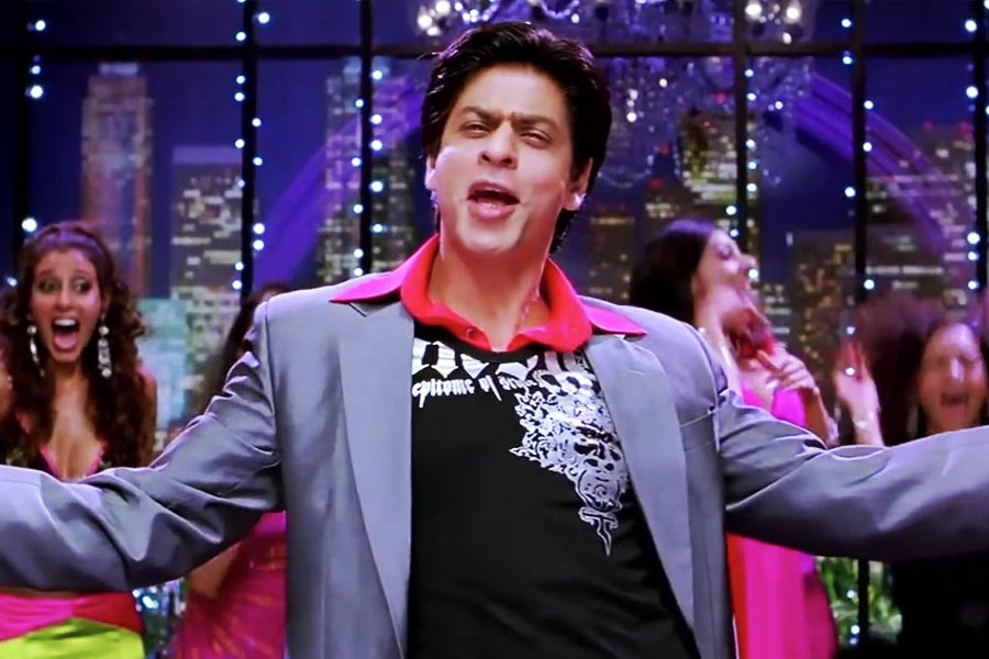 ‘ওম শান্তি ওম’ ছবিতে ‘দিওয়ানগি দিওয়ানগি’র দৃশ্যে বলিপাড়ার প্রায় সকল তারকাকে দেখা গিয়েছিল। কিন্তু সেখানে উপস্থিত ছিলেন না আমির।