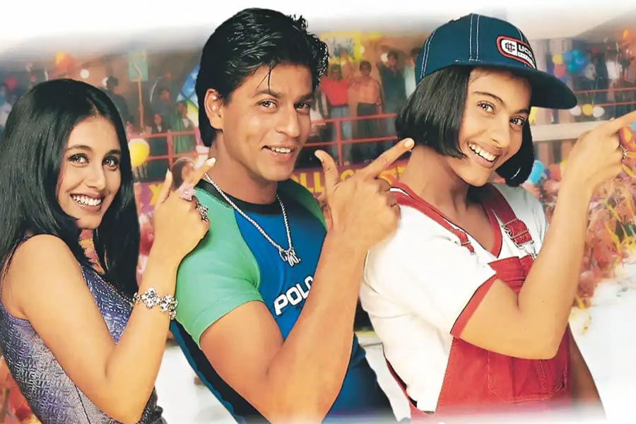 কর্ণ জোহরের পরিচালনায় ১৯৯৮ সালে প্রেক্ষাগৃহে মুক্তি পায় ‘কুছ কুছ হোতা হ্যায়’। শাহরুখের সঙ্গে এই ছবিতে অভিনয় করেন রানি মুখোপাধ্যায় এবং কাজল। কিন্তু এই ছবিতে অভিনয়ের জন্য করিশ্মাকে প্রস্তাব দেওয়া হয়েছিল। সেই প্রস্তাব ফিরিয়ে দেন অভিনেত্রী।