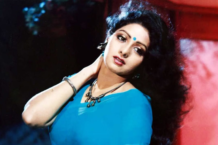 বলিপাড়া সূত্রে খবর, জুহির পরিবর্তে ‘ডর’ ছবিতে নায়িকার ভূমিকায় পরিচালকের প্রথম পছন্দ ছিলেন শ্রীদেবী। শ্রীদেবীকে অভিনয়ের প্রস্তাবও দেওয়া হয়েছিল। কিন্তু অভিনেত্রী সেই প্রস্তাব ফিরিয়ে দেন।