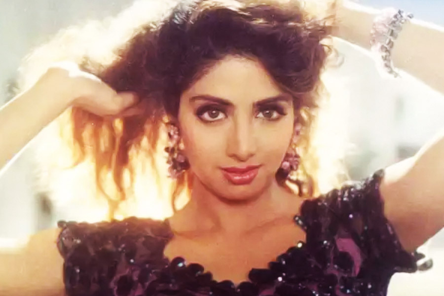 বলিপাড়ার অন্দরমহলে শোনা যায়, ‘ডর’ ছবিতে যে ধরনের চরিত্রে অভিনয়ের প্রস্তাব শ্রীদেবীকে দেওয়া হয়েছিল, সেই ধরনের চরিত্রে বহু বার অভিনয় করেছিলেন তিনি। দর্শককে নতুন কিছু উপহার দিতে পারবেন না ভেবে ‘ডর’ ছবির প্রস্তাব ফিরিয়ে দিয়েছিলেন শ্রীদেবী।