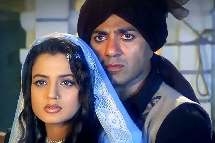 ‘কহো না প্যার হ্যায়’, ‘গদর: এক প্রেম কথা’র মতো হিন্দি ছবি কেরিয়ারের গোড়ার দিকেই নিজের ঝুলিতে পুরেছিলেন অমিশা পটেল। কিন্তু বলিপাড়ার একাধিক বড় মাপের তারকার সঙ্গে অভিনয়ের সুযোগও হারান তিনি।