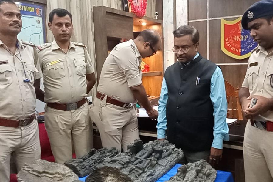 Nadia's Nakashipara police handed over thousand-year-old ancient Vishnu idol to the Administrator General and Official Trustee on Sunday dgtld