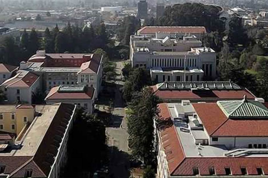 বিল জানিয়েছেন, লস অ্যাঞ্জেলস থেকে বার্কলিতে গিয়ে পড়াশোনার জন্য বিশ্ববিদ্যালয়ের আশপাশে বসবাস করতে গেলে তাঁর পকেট ফাঁকা হয়ে যেত। কারণ, বিশ্ববিদ্যালয়ের কাছেপিঠে এক বেডরুমের ফ্ল্যাটের ভাড়াই আকাশছোঁয়া।