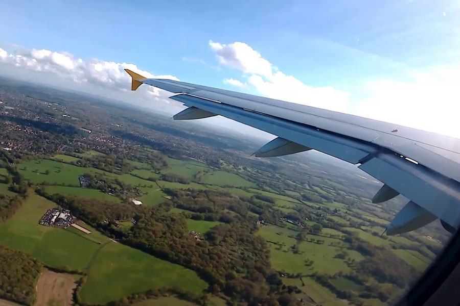 বিমানে যাতায়াতের নেপথ্যে আরও একটি কারণ রয়েছে। বিল বলেন, ‘‘বার্কলির বে এরিয়ায় থাকার চড়া খরচ ছাড়া আরও একটা কারণে বিমানে যাতায়াত করতাম। দীর্ঘ দিন ধরেই ভাবতাম যে, লস অ্যাঞ্জেলসে বসবাস করব আর পড়াশোনা করতে বিমানে চড়ে অন্য শহরে যাব।’’