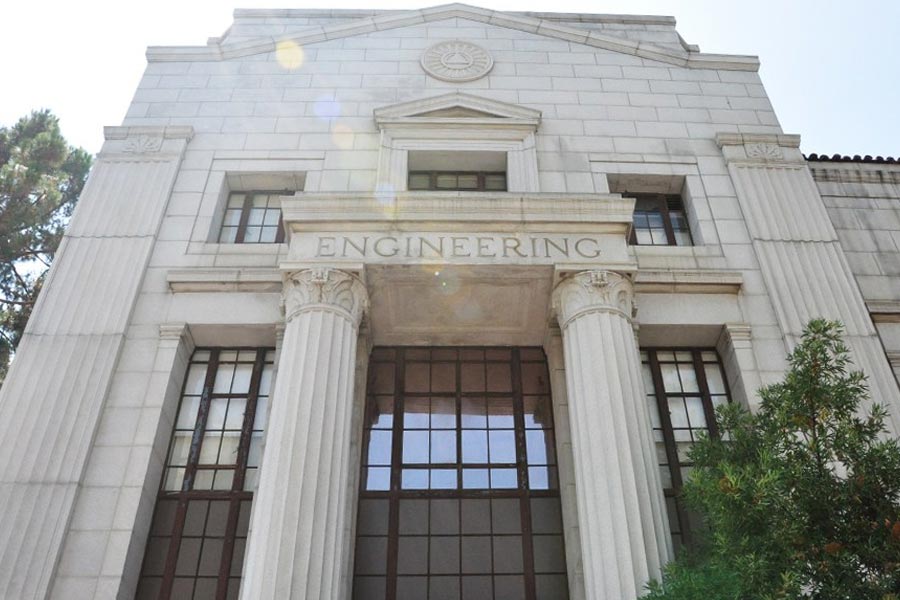 বিমানভাড়ার খরচ কমাতে কম কাঠখড় পোড়াননি বিল। বিশ্ববিদ্যালয়ের একটি সেমিস্টারে দু’সপ্তাহের বুট ক্যাম্প-সহ প্রতি দিন ইঞ্জিনিয়ারিং লিডারশিপ ক্লাস হত। তবে প্রতি দিনের বদলে সপ্তাহের সোম, বুধ এবং শুক্রবার— এই তিন দিনের সমস্ত গুরুত্বপূর্ণ ক্লাসে যেতেন বিল।