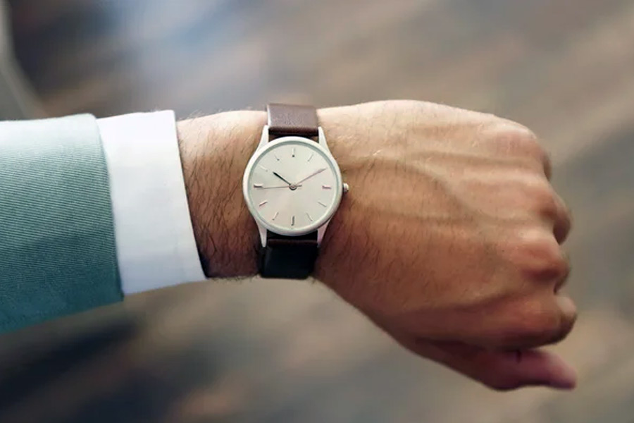 নিয়মিত বিমানে চড়ায় ‘ফ্রিকুয়েন্ট ফ্লায়ার্স মাইলস’-সহ ক্রেডিট কার্ডে যে পয়েন্টগুলি সংগ্রহ করেছেন, টিকিট কাটতে সেগুলি কাজে লাগাতেন বিল। তাঁর কথায়, ‘‘হিসাব কষে দেখেছিলাম, বাড়ি থেকে ক্যাম্পাসে যেতে সাড়ে ৪-৫ ঘণ্টা সময় লেগে যেত।’’