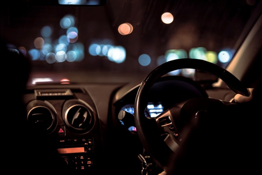 বিল বলে চলেন, ‘‘ক্লাস করার আগের রাতে সমস্ত ব্যাগপত্র গুছিয়ে রাখতাম। ভোর ৪টে ২০ মিনিটে বাড়ি ছেড়ে বেরিয়ে পড়তাম। এর পর আধ ঘণ্টা গাড়ি চালিয়ে লস অ্যাঞ্জেলস বিমানবন্দরের সবচেয়ে কাছের মেট্রো স্টেশনে পৌঁছে যেতাম।’’