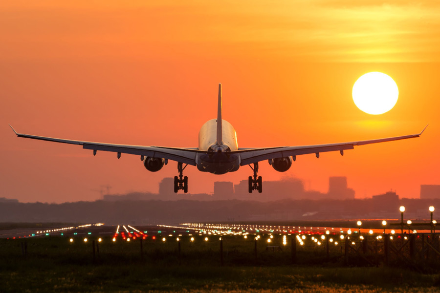 বিমানবন্দরের কাছে মেট্রো স্টেশনের পার্কিংয়ে নিজের গাড়ি রেখে দিতেন বিল। এতে বিমানবন্দরের পার্কিংয়ের তুলনায় কম খরচ পড়ত। বিল বলেন, ‘‘ভোর ৪টে ৫০ মিনিট নাগাদ মেট্রো স্টেশন থেকে ভাড়া গাড়ি নিয়ে বিমানবন্দরে পৌঁছে যেতাম।’’