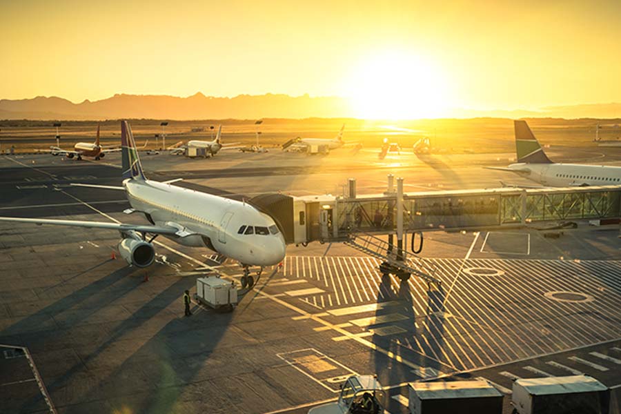 সপ্তাহের তিন দিন ভোর ৫টা ১০ মিনিট নাগাদ লস অ্যাঞ্জেলস বিমানবন্দরে নেমে পড়তেন বিল। ভোরের উড়ান হওয়ার নিরাপত্তার ঘেরাটোপ ছাড়িয়ে বিমানে উঠতেও কম সময় লাগত তাঁর। বিল বলেন, ‘‘ভোর ৬টায় বিমান ছাড়ার পর সাড়ে ৭টার মধ্যে সান ফ্রান্সিসকো বিমানবন্দরে নেমে পড়তাম।’’