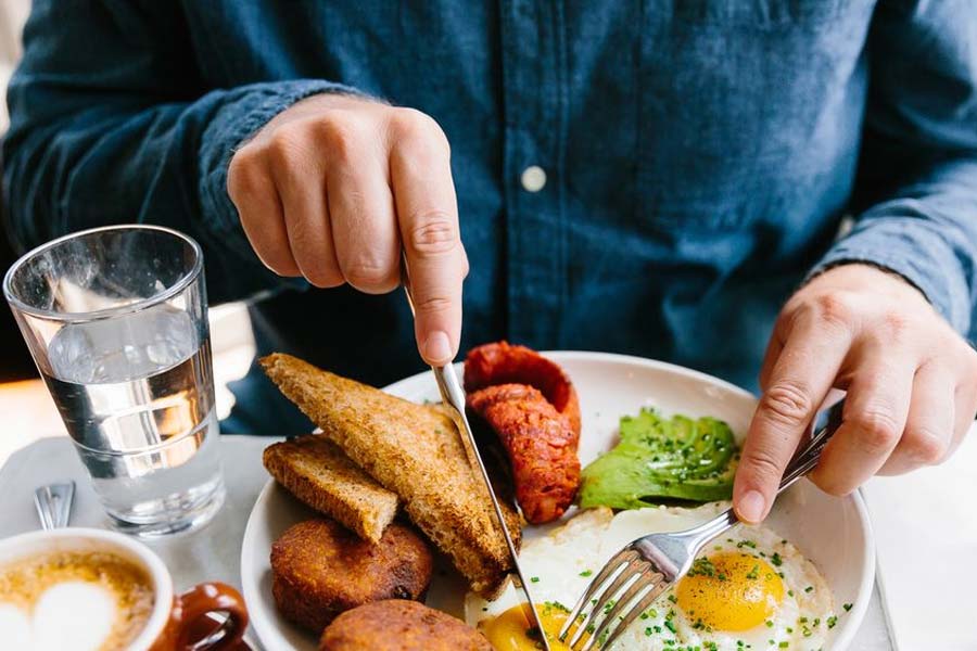 সেই বিমানবন্দর থেকে আলাস্কা এয়ারলাইন্সের লাউঞ্জে প্রাতরাশ সেরে নিতেন বিল। সেখানে প্রায় এক ঘণ্টা বসে খানিকটা পড়াশোনা করে ট্রেন ধরতেন। সকাল পৌনে ১০টা নাগাদ বার্কলিতে পৌঁছে যেতেন। সেখান থেকে বাসে চড়ে ক্যাম্পাসে রওনা দিতেন। বিশ্ববিদ্যালয়ের প্রথম ক্লাস হত সকাল ১০টা ১০ মিনিটে। সে ক্লাসে ঢুকতে কখনও দেরি হত না বিলের।