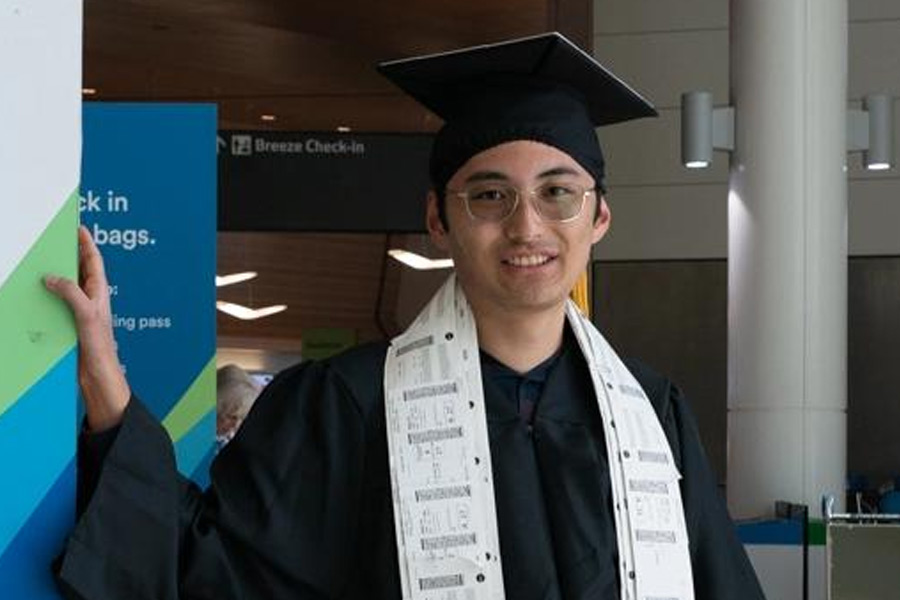 বিল জানিয়েছেন, দুপুর ২টো নাগাদ ক্লাস শেষ হওয়ার পর সহপাঠীদের সঙ্গে নানা প্রজেক্টে কাজ করতেন তিনি। তাঁর কথায়, ‘‘বিকেল ৫টা নাগাদ ক্যাম্পাস ছেড়ে বেরিয়ে সন্ধ্যা সওয়া ৬টা নাগাদ সান ফ্রান্সিসকো বিমানবন্দরে ফিরে যেতাম। সন্ধ্যা ৭টার উড়ান ধরে রাত সাড়ে ৮টা লস অ্যাঞ্জেলস বিমানবন্দরে ফিরে আসতাম। সেখান থেকে গাড়ি ভাড়া করে ফের মেট্রো স্টেশনে পৌঁছতাম। রাত ৯টায় স্টেশনের পার্কিং থেকে নিজের বার করে আধ ঘণ্টায় বাড়ি ফিরতাম।’’