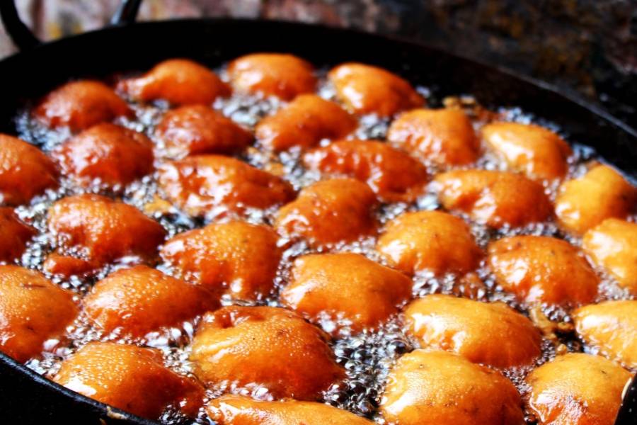 অফিসের ভিড় ঠেলে হোক কী দুপুরের ভাতঘুম থেকে উঠে, আগুনে বিকেলের চা চাপার আগেই বাঙালির লাইন পড়ে যাবে চপের দোকানে। কলকাতার মধ্য, উত্তর কিংবা দক্ষিণ, এমন কোনও পাড়া বা মোড় বাদ নেই যে খানে খুঁজলে মিলবে না সবার পছন্দের এক বা একাধিক চপের দোকান।