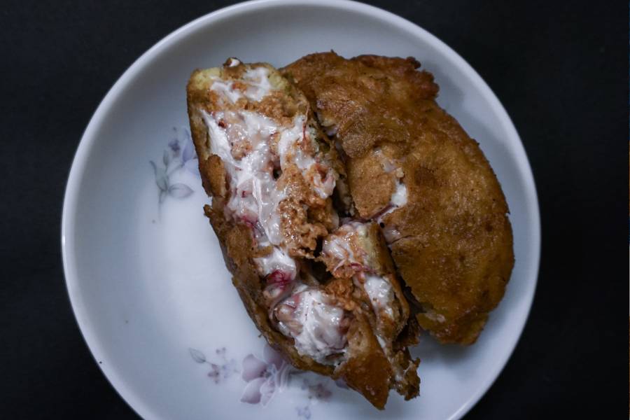 মিত্র কাফে, শোভাবাজার: শোভাবাজার চত্বরে ফিশ কবিরাজির জন্য সারা কলকাতায় বিখ্যাত এই ছোট্ট ক্যাফে। তবে তার পাশাপাশি আরেকটি পদে বিশেষ নাম কিনেছে তা হল, ‘ব্রেন চপ’। পাঁঠার ঘিলুকে কাবাব মশলা দিয়ে ডিমের ব্যাটারে ডুবিয়ে ভেজে তৈরি হয় এই আমিশ চপ, যার গন্ধে গন্ধে ভিড় জমান সব জায়গার মানুষ।