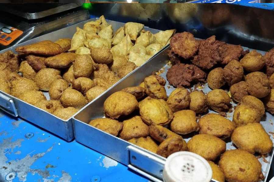 নরেন্দ্রর দোকান, পটুয়াপাড়া, ভবানীপুর:  প্রায় ৬০ বছরের এই দোকান ভবানীপুরের খুবই পরিচিত ও নামকরা চপের দোকান। এখানকার আলুর চপের স্বাদের টানে নানা প্রান্তের মানুষ ছুটে আসেন এখানে। এ ছাড়াও পাওয়া যায় বেগুনি,  পেঁয়াজি অথবা দারুণ ধোকার চপ। 