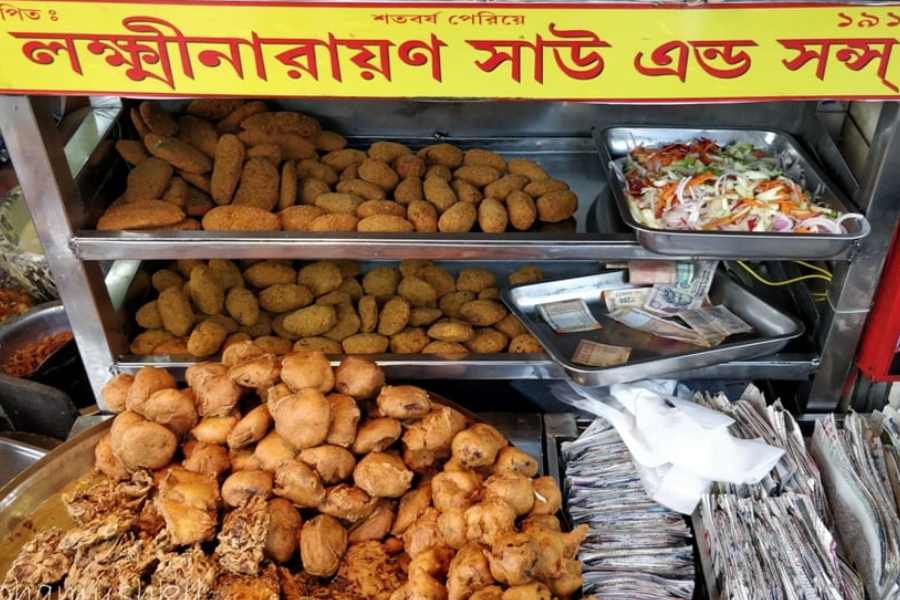 লক্ষ্মীনারায়ণ সাউ অ্যান্ড সন্স, হাতিবাগান: হাতিবাগান চত্বরে রূপবাণী-র ঠিক উলটো দিকেই এই দোকান ‘নেতাজির চপের দোকান’ নামেই লোকমুখে পরিচিত। টলিপাড়ার তারকা থেকে নামজাদা ব্যক্তিত্ব, সকলেই ঘুরে গেছেন এই দোকান, চপের তালিকাও বিশাল লম্বা— সোয়াবিনের চপ, আলুর চপ, আমের চপ, নারকেল চপ বা কাশ্মীরি চপ ইত্যাদি। দোকান ঘিরে গল্প আছে নেতাজি সুভাষচন্দ্র বসু নিজে একটা সময় খুব আসতেন এই দোকানে চপের টানে, সেই থেকেই লোকমুখে এমন অভিনব নাম। 