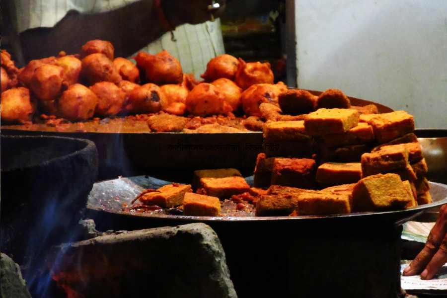 কাশীরামের তেলেভাজা,  বিডন স্ট্রিট:  কলকাতার বুকে অন্যান্য চপের দোকানের মতোই প্রায় ৬০ বছরের পুরনো এই দোকান বিডন স্ট্রিটের উপর খুবই বিখ্যাত। ডালের বড়া, ফুলুরি বা আলুর চপ, পেঁয়াজি— এই সবের স্বাদে ভিড় জমান না জানি কত মানুষ! 