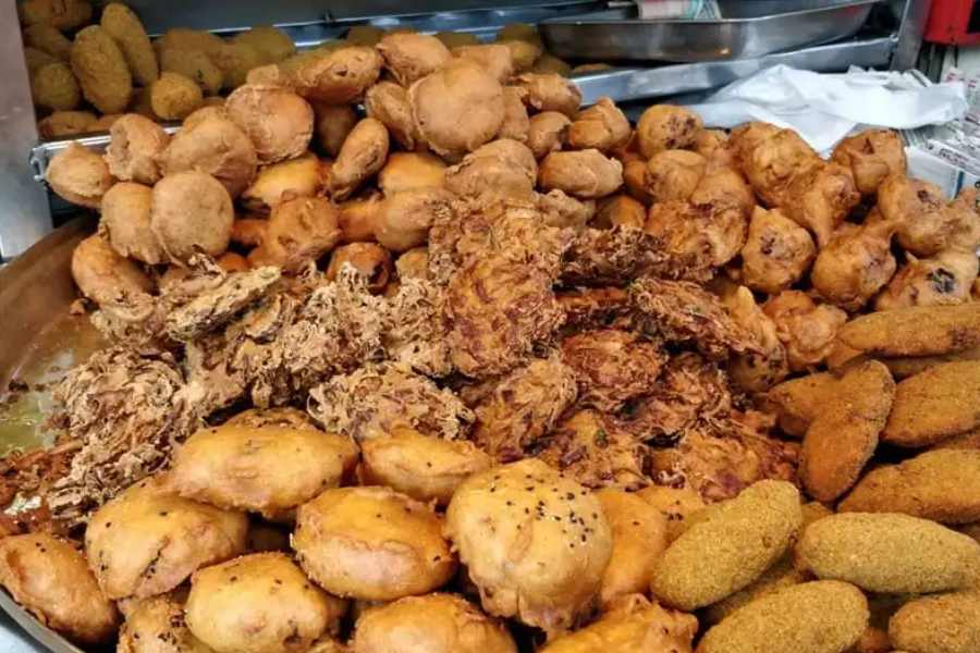 মুখরুচি, বেলেঘাটা:  বেলেঘাটা এলাকার এই দোকান ঘিরে কথিত যে ঠাকুর শ্রী রামকৃষ্ণদেব স্বয়ং এই দোকানের চপ বিশেষ পছন্দ করতেন। ফাগুলাল সাউয়ের পরিবার বংশপরম্পরায় এই দোকান চালনা করছেন, এটিও সম্পুর্ণ নিরামিষ একটি দোকান। তাই পেঁয়াজি ছাড়া আর সব রকমের নিরামিষ চপই পাওয়া যায় এখানে। 