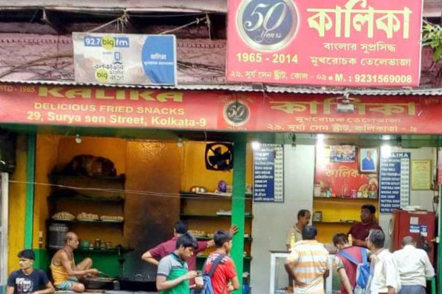 কালিকা, কলেজ স্ট্রিট:  খাস কলকাতার বুকে কলেজ স্ট্রিটে গেলেই পাওয়া যাবে শহর বিখ্যাত অপের দোকান কালিকা। ভেটকি চপ, চিংড়ি চপ, আলুর চপ বা ডিমের চপ,  হেন কোনও চপ নেই যা এখানে মিলবে না। আর দামও নেহাতই পকেট বান্ধব! ছুটির দিন কী এমনি দিন যে কোনও সময়ে চলে যেতে পারেন এই দোকানে।